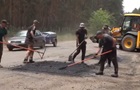 В Харьковской области ремонтируют дороги для улучшения военной логистики