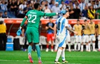 Месси смазал пенальти, но Аргентина победила