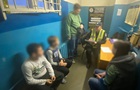 У Києві затримали учня, який кинув у вагон метро схожий на міну предмет