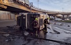 В Киеве с Южного моста слетел грузовик