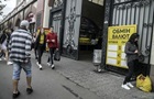 Долар подешевшав в обмінних пунктах України
