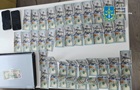 На Київщині троє спільників купували телефони Apple за фальшиві долари 