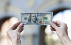 Українці різко скоротили купівлю доларів у банках
