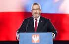 Кандидат у президенти Польщі зірвав прапор ЄС і витер ним взуття