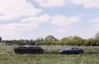 Ветеран Другої світової танком переїхав авто Tesla