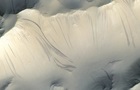 На Марсі не знайшли води: темні смуги виявилися пилом