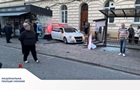 У Львові водій протаранив зупинку: постраждала дівчина