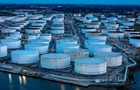 Нефтяные запасы США упали до годового минимума