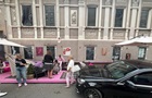 В Киеве автомобиль снес летнюю террасу с людьми