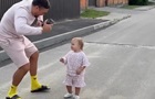 Усик растрогал танцами с годовалой дочкой