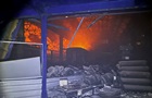 Удар по Дніпру: пошкоджене залізничне депо з приміськими електричками