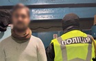 У метро Києва чоловік поранив ножем двох пасажирів