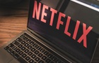 Посмотреть за выходные: десять стоящих мини-сериалов Netflix-2025
