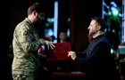 Зеленский присвоил военным звание Героя Украины и вручил ордена