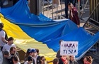 Флаг Украины на митинге оппозиции Венгрии вызвал скандал