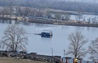 В Киеве заметили плавающий дом