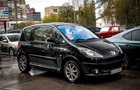 В Киеве заметили редкий Peugeot 1007 с необычными сдвижными дверями