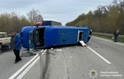 Внедорожник врезался в автобус в Винницкой области