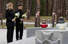 Зеленский с супругой почтили память жертв политических репрессий