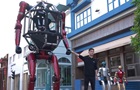 Китайці випустили на ринок першого у світі керованого робота-трансформера