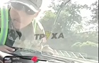 У Черкасах водій провіз військового ТЦК на капоті