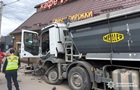 На Хмельниччині вантажівка протаранила автівки і влетіла у кафе