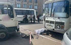 На Закарпатті вантажівка в’їхала у людей, які виходили з автобуса