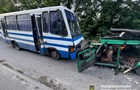 Під Києвом ВАЗ влетів в автобус: загинула дитина