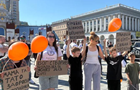 На Майдані люди протестують проти маршу КиївПрайду
