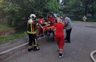 У Києві жінка вижила після падіння з балкону під час пожежі