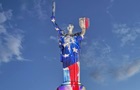 Родину-матерь подсветили цветами флага США