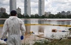 Очищення озера у Києві після удару Росії: зібрано вже 65 тонн нафтосуміші
