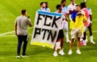 Украинские футболисты вышли с протестом против войны в ЛЧ