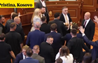 У Косові прем єра закидали яйцями під час засідання парламенту 