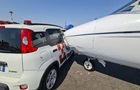 У Мілані авто врізалося у приватний літак