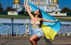 Актрису обвинили в неуважении к мемориалу из-за ее фотосессии