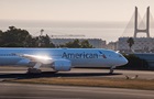Пассажира American Airlines привязали скотчем к креслу после драки на борту