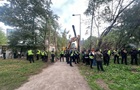 Полиция оцепила зону вырубки на Теремках в Киеве