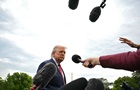 У США суд зобов язав Трампа відновити доступ ЗМІ до Білого дому