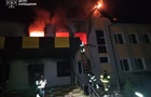 Росія вдарила по ліцею на Київщині, виникла пожежа