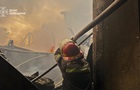 На Київщині погасили масштабну пожежу, яка спалахнула після атаки РФ