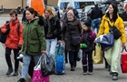 Одна из стран ЕС сокращает центры для беженцев: что ждет украинцев