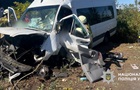 Під Одесою мікроавтобус врізався у відбійник: є загибла
