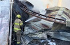 У Києві дрон двічі влучив у складську будівлю: виникла пожежа