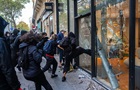 У Парижі заборонили протести біля палацу президента та Єлисейських полів