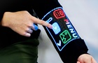 В Сингапуре создали первый сенсорный экран, встроенный в одежду