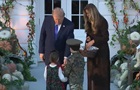 Трамп вручив подарунок дитині в радянській формі