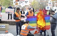 Против гомо-мазо-педофилов. В Киеве прошла акция против ЛГБТ-программы на Молодости