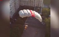 Людина, яка повісила прапор України на московську висотку, зістрибнула з неї із парашутом - ЗМІ 
