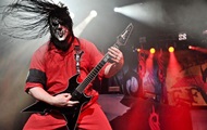 Гитариста Slipknot ударил ножом в затылок родной брат